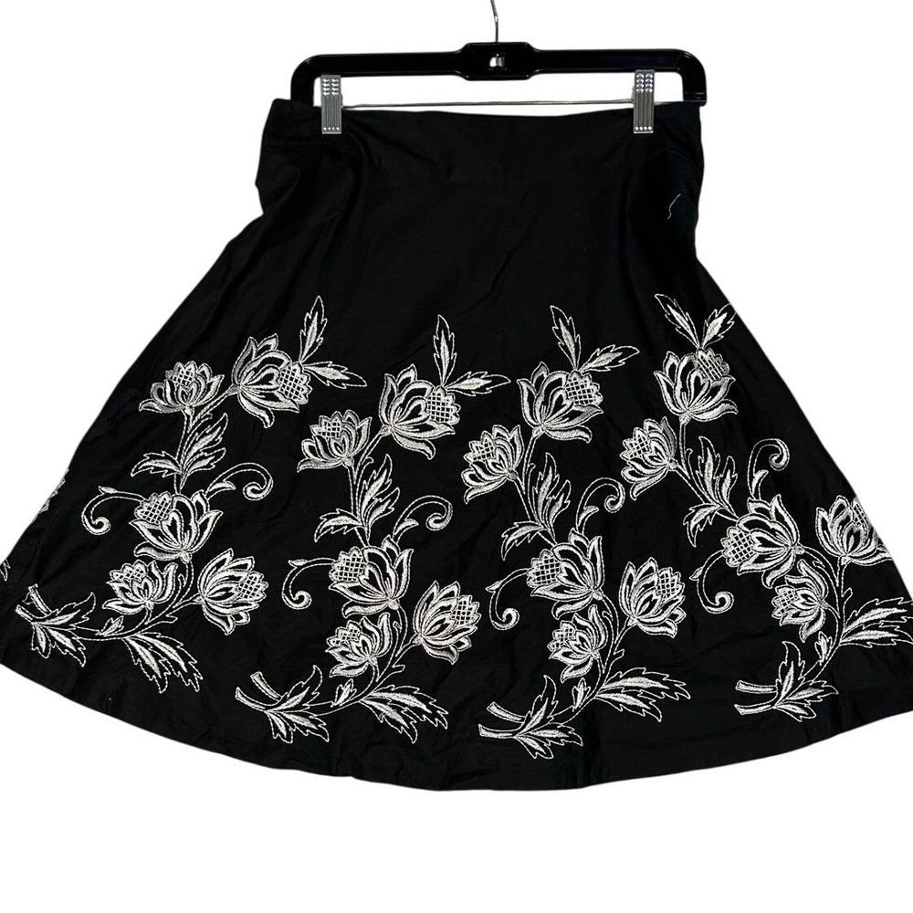 Ann Taylor Loft Petites Blk/White Floral Embroidered A-Line Skirt 6P Knee Length